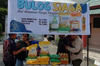 Perum Bulog Maluku menggelar pasar murah jelang Idul Fitri 2024