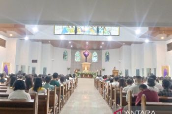 Ratusan umat Katolik ikuti Misa Kamis Putih di Gereja Regina Pacis Tanjung Pandan