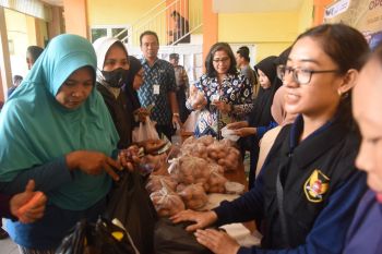 Masyarakat Kediri antusias beli bahan pokok di operasi pasar murah oleh Pemkot
