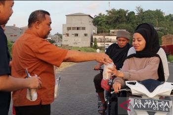 BPJAMSOSTEK bagikan takjil  gratis ke pengguna jalan di Manado