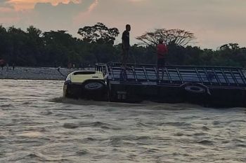 Satu unit truk pembawa beras terjebak dalam sungai di Kupang
