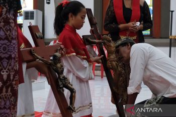 Prosesi Cium Salib dalam ibadah Jumat Agung di Bali