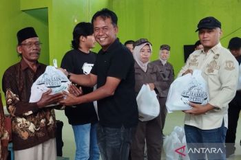 Kejaksaan  Agung berikan 9.500 paket sembako untuk korban bencana alam