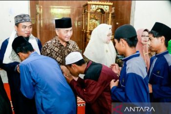 Pj Bupati Muba bagikan sembako dan THR ke santri ponpes