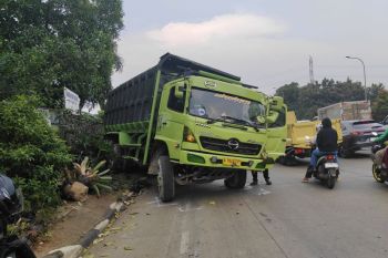 Truk tabrak tiga kendaraan di Jalan Transyogi Cibubur-Bogor