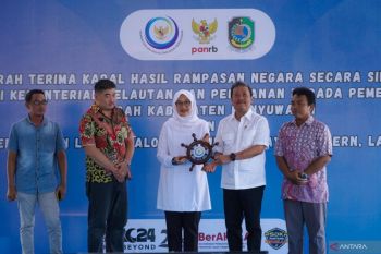 Menteri Trenggono hibahkan kapal rampasan ke nelayan Banyuwangi