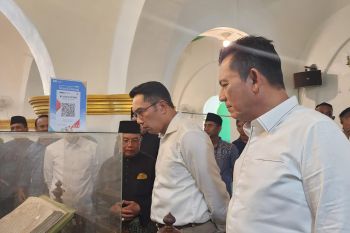 Ridwan Kamil terpesona dengan arsitektur masjid raya Pulau Penyengat
