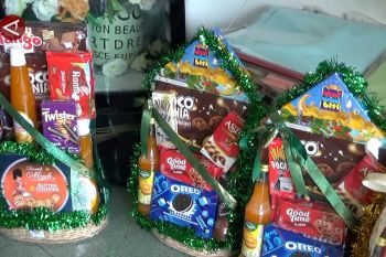 Momen lebaran, penjual buket bunga banting setir buka bisnis parsel