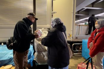 Perawat Indonesia berbagi donasi kepada tunawisma Jepang