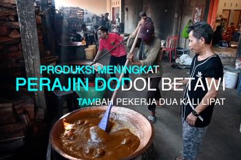 Produksi meningkat, perajin dodol betawi tambah pekerja dua kali lipat