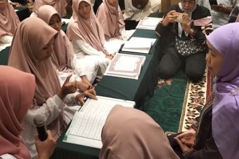Khofifah bertadarus bersama kaum tunarungu di rumahnya