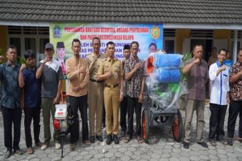 Dinas Pertanian Gunungkidul beri bantuan alat pertanian pada petani