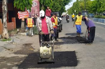 DPUPR Ponorogo perbaiki ruas jalan berlubang
