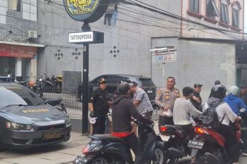 Polisi salurkan ratusan paket makanan berbuka puasa bagi pengendara