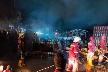 Petir sambar SPBU mini, dua toko di Pekanbaru ludes terbakar