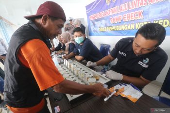 Tes urine sopir angkutan mudik