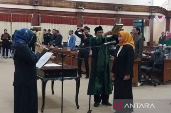 Aluh Rusmala dilantik jadi anggota DPRD NTB gantikan almarhum Satriawandi
