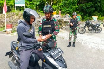 Satgas Yonif 122/TS bagikan takjil di wilayah perbatasan RI-PNG