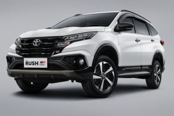 Toyota Rush GR Sport dengan sentuhan hitam yang sporty