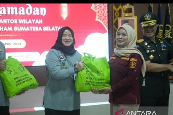 Kemenkumham Sumsel bagikan paket Lebaran kepada pegawai alih daya