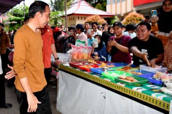 Presiden Jokowi berburu aneka takjil di Jambi