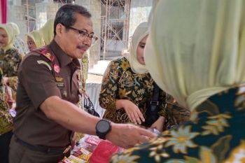 Kejati Sumsel bantu  30.000 anak - anak mendapatkan kartu identitas