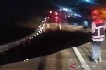 Longsor di Tol Bocimi KM 64 akibat gerusan air hujan