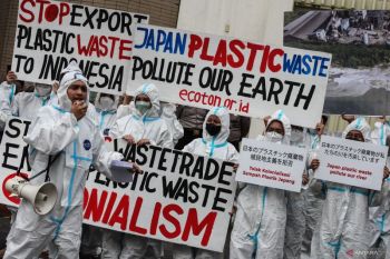 Aksi aktivis lingkungan di depan Konjen Jepang