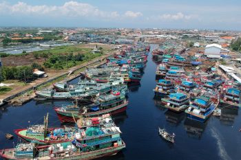 Pekalongan  serahkan kartu asuransi jaminan perlindungan nelayan