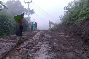 Tim gabungan bersihkan longsor pada tiga titik di Mabar
