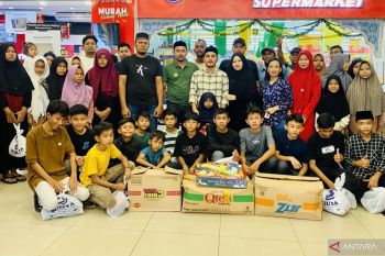 PPP Nagan Raya santuni puluhan yatim belanja baju Lebaran di Mall Meulaboh