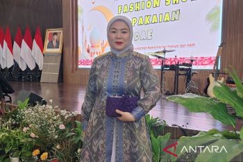 Dharma Wanita Kemenkumham Babel Tampil dengan Tenun Cual di Fashion Show Ramadhan 1445 H