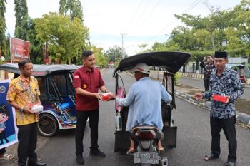 Imigrasi Polman bagikan takjil gratis kepada pengendara bentor