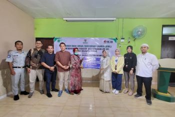 OJK dan FK-IJK serahkan bantuan sosial melalui Baznas Provinsi Sulteng