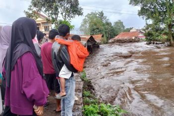 Banjir lahar dingin Gunung Marapi, jalan lintas Bukittinggi-Padang putus