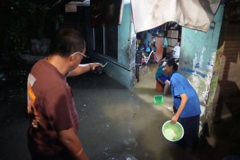 Surabaya Banjir, Wawali Armuji terjun ke Simo Katrungan