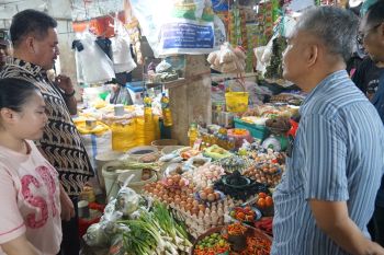 Pj Bupati Sidrap memastikan harga sembako relatif stabil jelang Lebaran