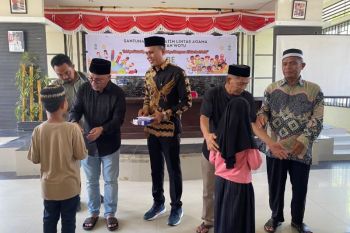 Bupati Luwu Timur serahkan santunan anak yatim dari lintas agama