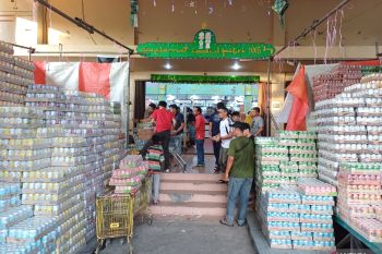 Warga Tanjungpinang berburu minuman dalam kaleng jelang Lebaran
