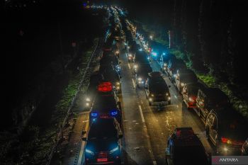 Pemudik terjebak macet di tol menuju pelabuhan Merak