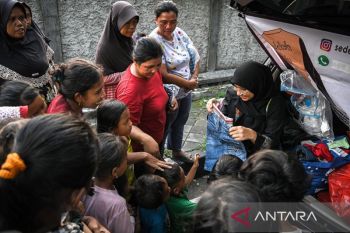 Relawan bagikan 500 baju bekas layak pakai untuk Lebaran