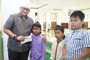 Andree Algamar Serahkan Santunan THR Bagi Anak Yatim Binaan Masjid Agung Nurul Iman