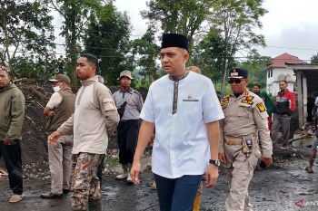 Legislator RI Ade Rezki berikan bantuan korban banjir lahar Marapi