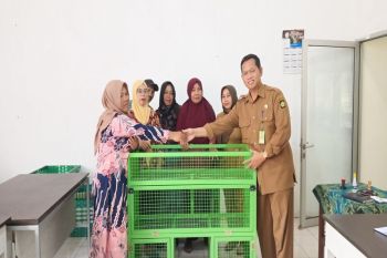 Dinas Perdagangan Kulon Progo menyerahkan sarana perdagangan PKL Migunani