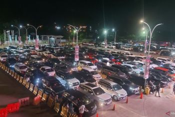 Parade klakson dan lampu dim warnai antrean mobil masuk kapal di Merak