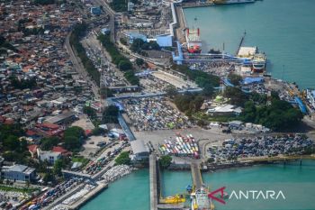 Antrean kendaraan pemudik pada H-2 Lebaran di Pelabuhan Merak