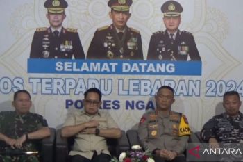 Pj Gubernur Adhy bersama Kapoda Jatim pantau arus mudik di Tol Ngawi