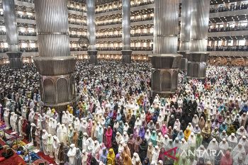 Datang sebelum Subuh untuk Shalat Idul Fitri di Istiqlal