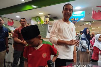 Presiden Jokowi antar 43 anak yatim belanja baju-makanan untuk Lebaran