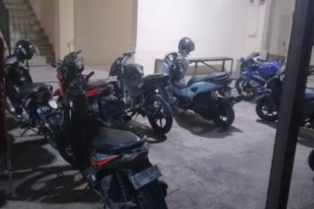 Sejumlah pemudik titipkan kendaraan di Polsek Mampang Prapatan 
